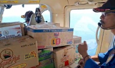Polri-Lakukan-Airdrop-Bantuan-untuk-Warga-Kampung-Landor-yang-Masih-Terisolasi