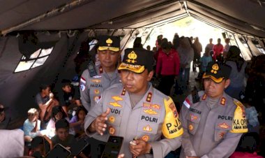 Polri-Jaga-Rumah-Warga-dan-Bersihkan-Puing,-Hadir-di-Tengah-Pemulihan-Pascagempa-Flores
