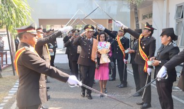 Setelah-Upacara,-Kapolres-Belu-bersama-Wakapolres-dan-Anggota-Lepas-Wisudawan-Purna-Bakti-dengan-Tradisi-Pedang-Pora