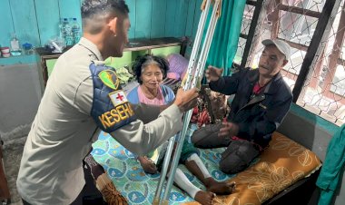 Wujud-Kepedulian-Polri,-Divhumas-Polri-Salurkan-Bantuan-Kemanusiaan-Bagi-Warga-Terdampak-Gempa-di-Manggarai