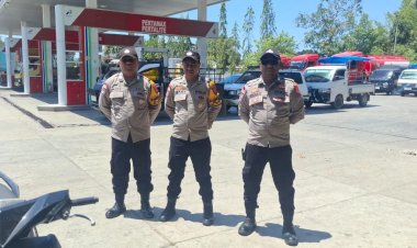 Usai-Lakukan-Pemantauan-Lewat-Patroli-Dialogis,-Kapolres-Belu-Terjunkan-Anggota-Jaga-SPBU,-Pastikan-Distribusi-BBM-Berjalan-Aman,-Lancar-dan-Sesuai-Prosedur