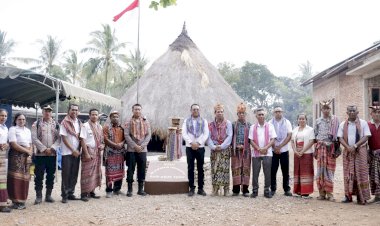 Dukung-Pelestarian-Warisan-Budaya-Leluhur,-Kapolres-Belu,-AKBP-I-Gede-Eka-Putra-Astawa-Hadiri-Peresmian-Rumah-Adat-Suku-Slakwain-Uma-Dato