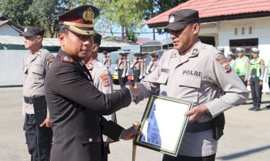 Toreh-Persentase-Tertinggi-dan-Konsisten-Aktif-di-Aplikasi-Dors,-Anggota-Polsek-Tasifeto-Timur-Terima-Penghargaan-dari-Kapolres-Belu