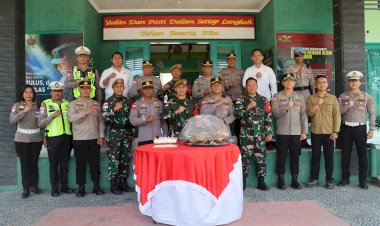 Jaga-Terus-Sinergitas-dan-Soliditas-di-Tapal-Batas,-Kapolres-Belu-bersama-Jajaran-Datangi-Sejumlah-Markas-TNI-Beri-Kejutan-di-HUT-TNI-ke-81