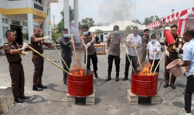 Wujud-Sinergi-Polri-dan-Kejaksaan-dalam-Penegakan-Hukum,-Kapolres-Belu-Hadiri-Pemusnahan-53-Barang-Bukti-dari-16-Perkara-Inkracht