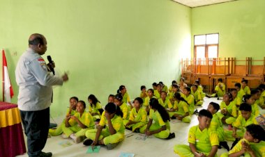 Lindungi-Generasi-Penerus-Bangsa,-Kanit-Bhabinkamtibmas-Polres-Belu-Edukasi-Siswa-SD-Negeri-Wirasakti-tentang-Pencegahan-Kekerasan-terhadap-Anak-dan-Dampak-Hukumnya
