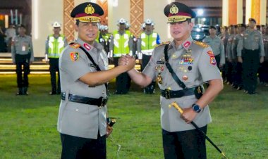 Penyerahan-Pataka-Catya-Turangga-Wira-Sakti-Tandai-Pergantian-Kepemimpinan-Polda-NTT-dari-Komjen-Pol.-Dr.-Rudi-Darmoko,-S.I.K.,-M.Si.-kepada-Irjen-Pol.-Reza-Arief-Dewanto,-S.I.K