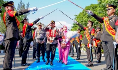 Natoni,-Tarian-Daerah-hingga-Pedang-Pora,-Sambut-Kehadiran-Kapolda-NTT-Irjen-Pol.-Reza-Arief-Dewanto-di-Mapolda