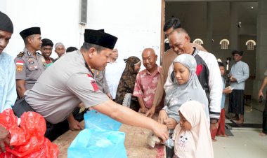 Kapolda-NTT-Gelar-Jumat-Keliling,-Sapa-Masyarakat,-Sampaikan-Pesan-Kamtibmas-dan-Bagikan-Jumat-Berkah