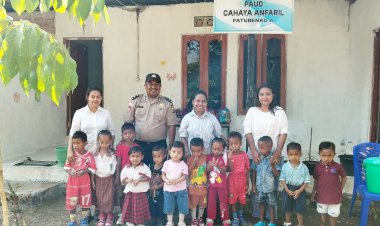 Polisi-Peduli-Pendidikan-Anak,-Kanit-Bhabinkamtibmas-Polres-Belu,-AIPDA-Anton-Nesi-Bangun-PAUD-Gratis-untuk-Anak-anak-di-Perbatasan-RI-RDTL