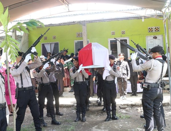 Lewat Upacara Kedinasan, Wakapolres Belu Beserta Staf Beri Penghormatan Terakhir untuk Almarhum Bripda Yezer Gerad Ha’e, Anggota Polres Matim