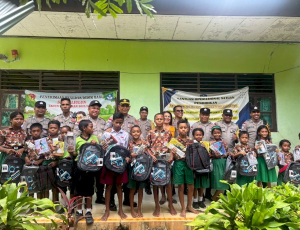 Peduli Pendidikan di Batas Negeri, Polres Belu Polda NTT Salurkan Tas dan Alat Tulis Untuk Anak-anak SDI Haliulun