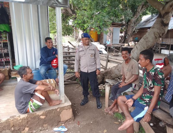 Sambang ke Warga ke Pesisir Pantai, Personel Sat Polairud Polres Belu Imbau Nelayan Perhatikan Cuaca saat Turun Melaut