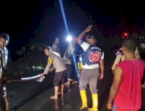 Akses Menuju Perbatasan Lumpuh Total, Polsek Tastim Polres Belu bersama BPBD dan Damkar Berjibaku Bersihkan Jalan yang Tertimbun Material Banjir