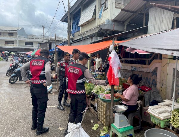 Patroli Dialogis di Seputaran Pasar Baru, Tim Perintis Samapta Polres Belu Ajak Masyarakat Lapor Polisi Bila Terjadi Gangguan Kamtibmas