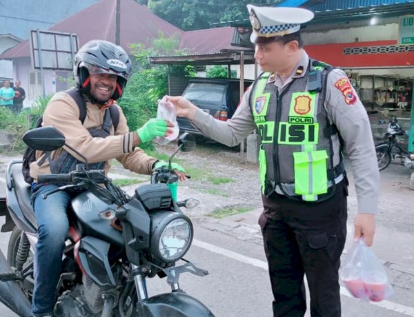 Indahnya Kebersamaan di Bulan Ramadan 1447 H, Polres Belu Bagi-bagi Takjil ke Pengendara Jelang Berbuka Puasa