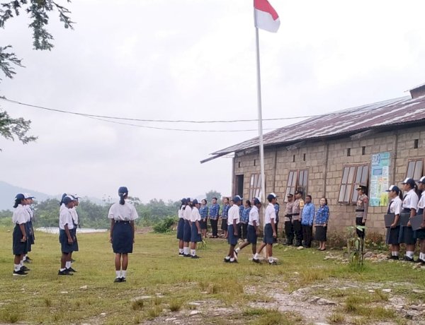 Hadir Membentuk Generasi Penerus Bangsa yang Unggul dan Berkarakter, Polres Belu dan Polsek Jajaran Serentak Turun jadi Pembina Upacara di Sekolah-sekolah