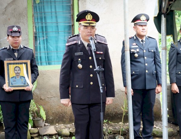 Beri Penghormatan Terakhir, Wakapolres Belu Pimpin Upacara Pemakaman Almarhum Briptu Purnawirawan Lino Loe Leto