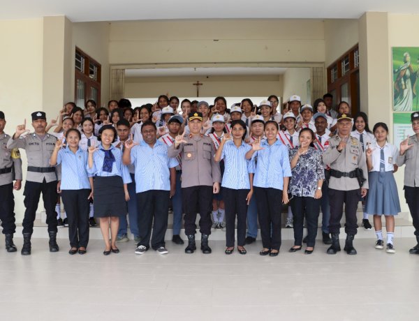 Hidup di Era Digital, Wakapolres Belu Imbau Pelajar SMA St.Angela Bijak Bermedia Sosial dan Tekankan Soal Bahaya Bullying terhadap Masa Depan