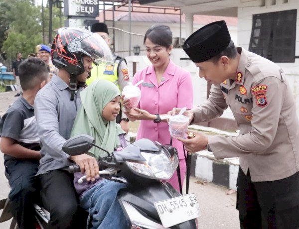Indahnya Kebersamaan dalam Balutan Ramadan 1447 H, Kapolres Belu bersama Anggota dan Bhayangkari Turun ke Jalan Bagi Takjil Gratis untuk Masyarakat