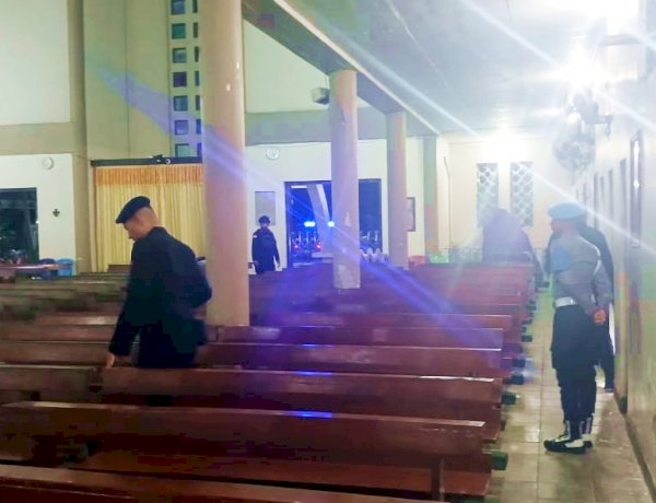 Jamin Keamanan Saat Misa Jumat Agung, Personel Ops Semana Santa 2026 Polres Belu Dampingi Tim Gegana Brimob Lakukan Sterilisasi di Gereja