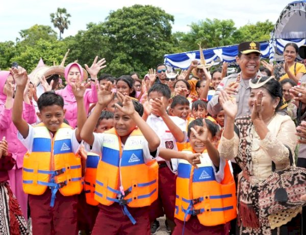 Kapolda NTT Serahkan Perahu dan Sembako untuk Anak Pesisir di Landu Leko