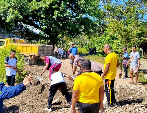 Aksi Nyata Peduli Keselamatan Pengendara, Polsek Tastim bersama Warga Gotong Royong Perbaiki Jalan Berlubang Penghubung Lima Kecamatan