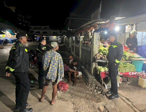 Patroli Dialogis di Kawasan Pasar Baru,Unit Turjawali Samapta Polres Belu Ajak Masyarakat dan Pedagang Hubungi 110 Bila Temukan Gangguan Kamtibmas