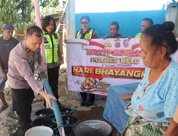 Baksos Jelang Hari Bhayangkara ke 80, Wakapolres Belu Pimpin Anggota Salurkan 10 Ribu Liter Air dan Sembako untuk Warga Tapal Batas