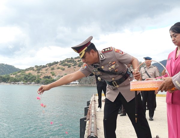 Hari Bhayangkara ke 80, Polres Belu dan Brimob Tabur Bunga di Perairan Perbatasan RI-Timor Leste