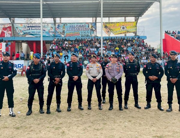 Personel Gabungan Polres Belu dan Brimob Amankan Pertandingan Ketiga Babak 8 Besar Turnamen Sepak Bola Bupati Belu Cup 2026