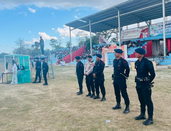 Terus Jamin Keamanan, Personel Gabungan Polres Belu dan Brimob Amankan Pertandingan Terakhir Babak 8 Besar Turnamen Sepak Bola Bupati Belu Cup 2026