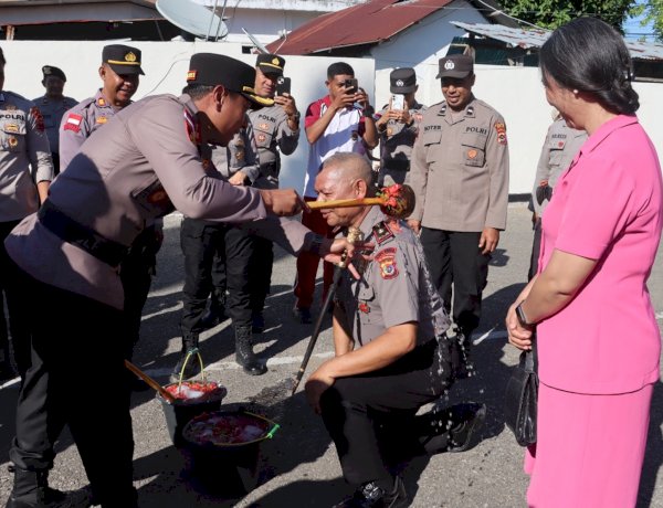 Seru dan Berkesan, 52 Personel Polres Belu dan Brimob yang Naik Pangkat Dapat Siraman Air Kembang, Dihujani Water Canon hingga Tebe Bersama
