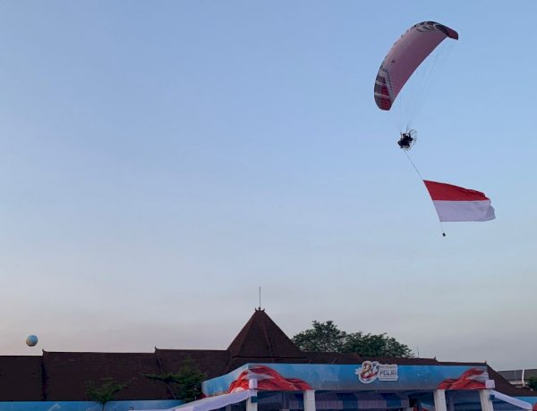 Aksi Paralayang Semarakkan Peringatan HUT Ke-80 Bhayangkara di Satlat Brimob Cikeas