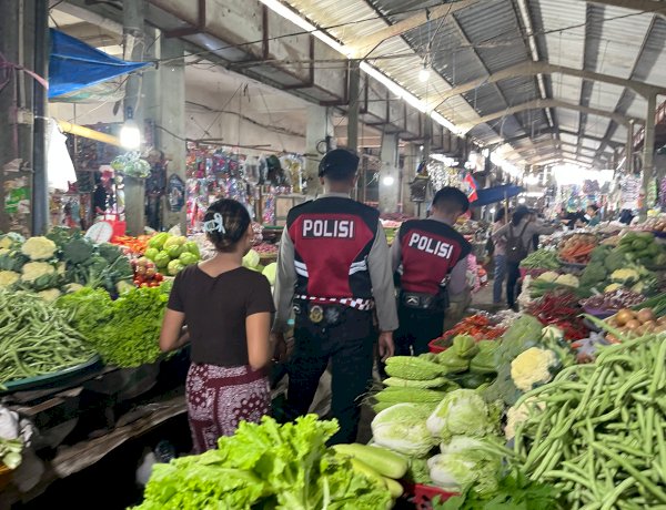 Patroli Dialogis di Seputaran Pasar Baru, Unit Turjawali Samapta Polres Belu Ajak Masyarakat Lapor Polisi Bila Terjadi Gangguan Kamtibmas