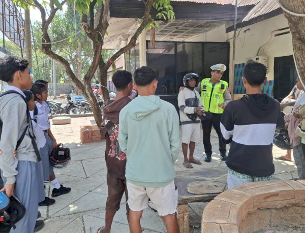 Langgar Aturan Berlalu Lintas, Sejumlah Pengendara Roda Dua dapat Sosialisasi dari Unit Kamsel Sat Lantas Polres Belu