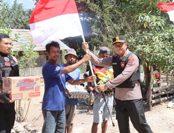 Gelar Patroli Pantau Situasi Kamtibmas di Tapal Batas RI-RDTL, Kapolres Belu Bagi-bagi Bendera Merah Putih dan Sembako Untuk Masyarakat