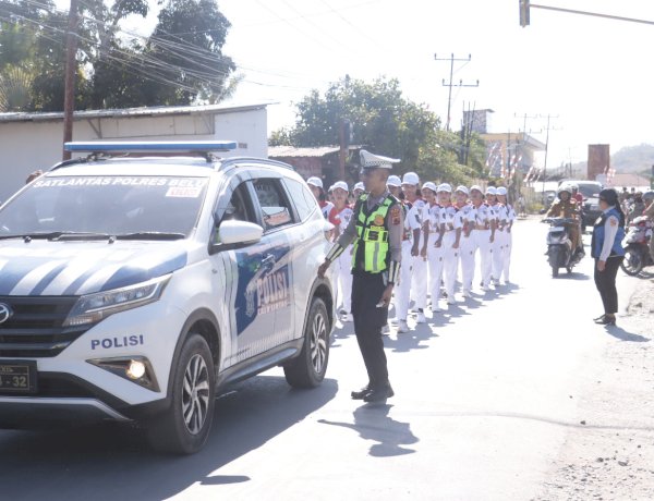 Ramai Dibanjiri Peserta dan Penonton, Gerak Jalan 8 KM Sambut HUT RI ke 81 Dijaga dan Dikawal Ketat Personel Polres Belu