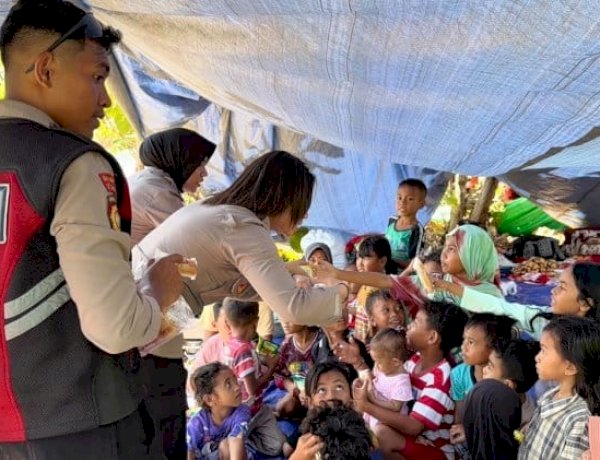 Polwan Polres Manggarai Timur Hadirkan Senyum Anak-Anak Pengungsi Gempa Lewat Trauma Healing