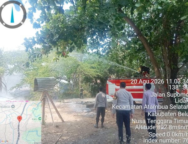 Respon Cepat Laporan Warga, Personel Polres Belu bersama Damkar Padamkan Api yang Membakar Limbah Serbuk Kayu di Lafaekfera