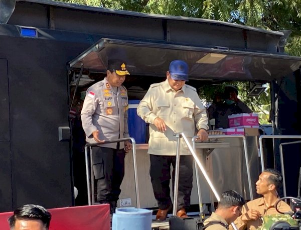 Presiden Prabowo Cek Dapur Lapangan Polri dan Water Treatment di Posko Pengungsian Danga