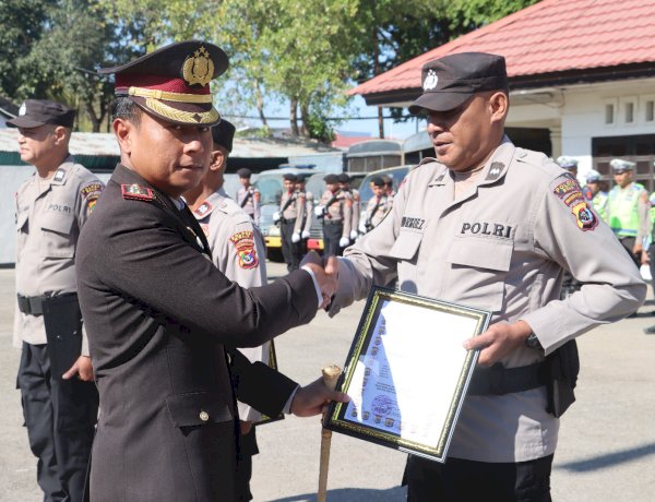 Toreh Persentase Tertinggi dan Konsisten Aktif di Aplikasi Dors, Anggota Polsek Tasifeto Timur Terima Penghargaan dari Kapolres Belu