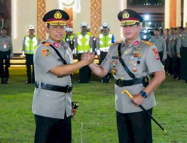 Penyerahan Pataka Catya Turangga Wira Sakti Tandai Pergantian Kepemimpinan Polda NTT dari Komjen Pol. Dr. Rudi Darmoko, S.I.K., M.Si. kepada Irjen Pol. Reza Arief Dewanto, S.I.K