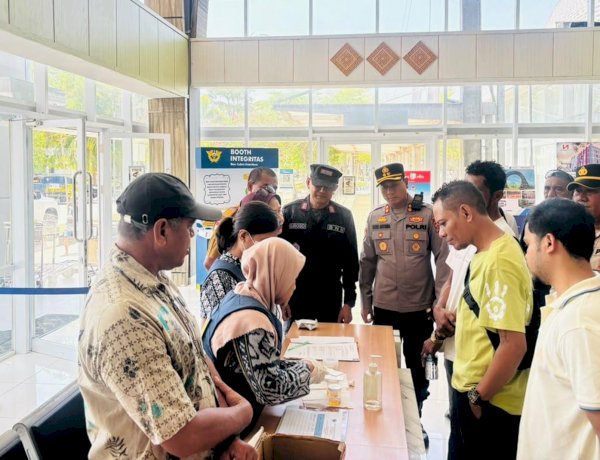 Perketat Pengawasan Narkoba di Pos Lintas Batas Motaain, Kapolres Belu bersama Tim BNNK Belu Cek Urine Tiga Pelintas Batas dan Dua Sopir Rental