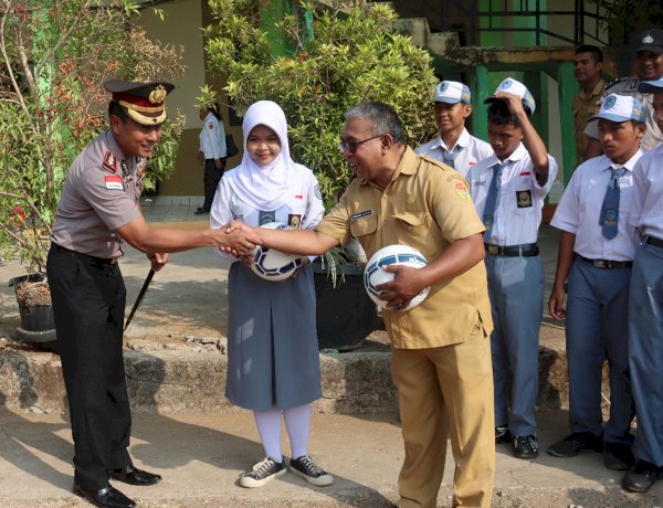 Dari Kepedulian untuk Prestasi, Kapolres Belu Serahkan Bantuan Bola Voli Dukung Pengembangan Bakat Olahraga Pelajar SMKN 1 Atambua