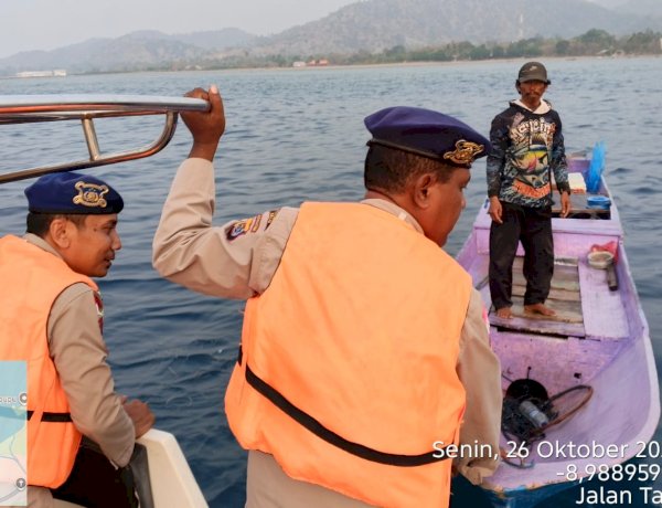 Temui Nelayan Saat Patroli, Personel Sat Polairud Polres Belu Imbau Pentingnya Bawa Alat Keselamatan Saat Melaut