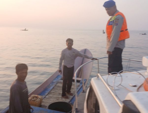 Alat Keselamatan Wajib Dibawa saat Melaut, Imbau Personel Sat Polairud Polres Belu saat Temui Nelayan di Perairan Atapupu