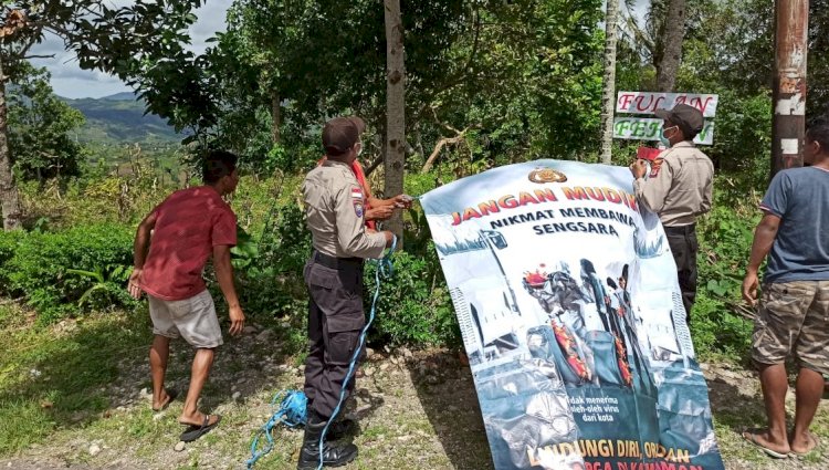 Pasang Imbauan Tidak Mudik, Salah Satu Upaya Polsek Lamaknen Minimalisir Penularan Covid-19