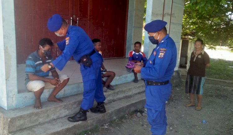 Cegah Penyebaran Covid-19, Sat Pol Airud Polres Belu Bagi Masker Gratis untuk Warga dusun Abad