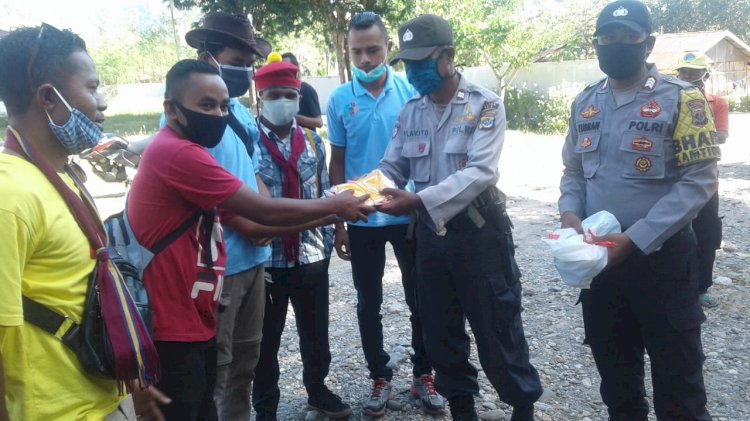 Lawan Corona, Polsek Raihat Bareng Anak Muda Katolik, Bagi-bagi Masker dan Semprot Disinfektan di Rumah Warga